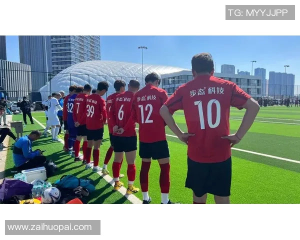 帅小伙勇闯绿茵场与足球明星展开一场惊心动魄的对决之旅 帅小伙勇闯绿茵场与足球明星展开一场惊心动魄的对决之旅